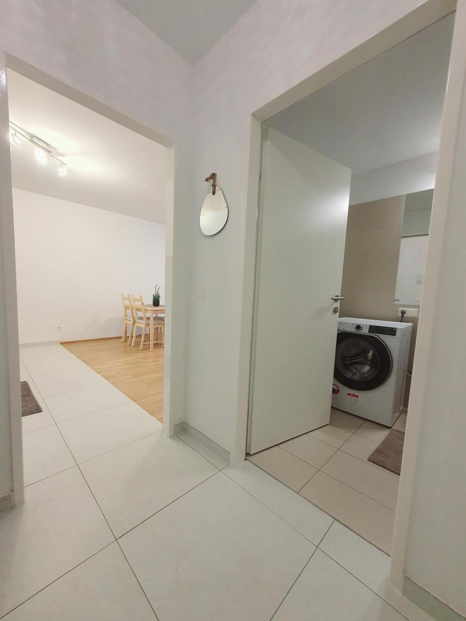 Near Lake One Bedroom Cute Apartment Bécs Kültér fotó